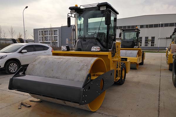 振動<a href='http://www.uhtunitech.com.cn' target='_blank'>壓路機(jī)</a>