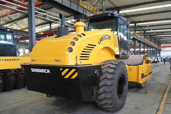大型<a href='http://www.uhtunitech.com.cn' target='_blank'>壓路機</a>